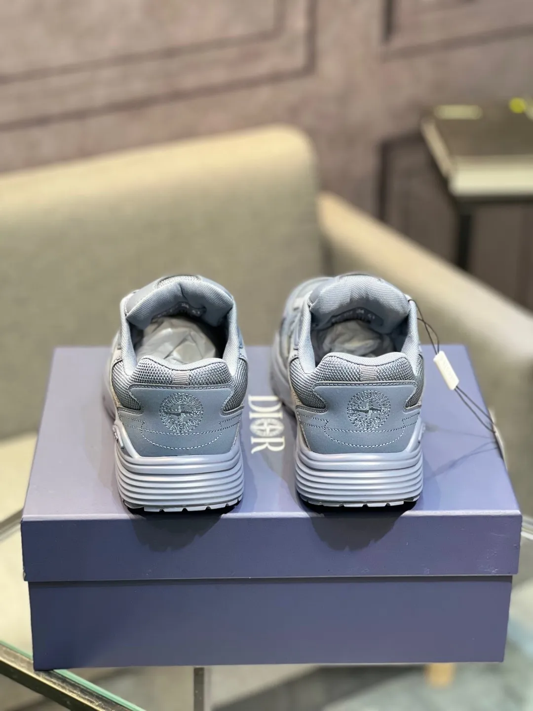 Men's shoes 💰600 high version joint model 🍸 Dior Dior The Island co-branded B30 sneakers follow the trend of the retro market and are Dad Shoes style shoes. The Dior logo on the tongue also indicates that this pair of shoes is the B30 model! B30 uses fine-textured leather and mesh cloth materials to form a shoe body. There are conspicuous letters CD on both sides of the shoe body to indicate the identity. Many lines on the shoe body outline the details, making the shoes look less monotonous and full of retro flavor. ♺ Upper: Original customized technical fabric + mesh ♺ Inner lining: Original customized breathable lining ♺ Outsole: Original molded IP foam + TPU outsole ♺ Heel height: 3.5cm ♺Code number: 39-44 (45 46 customized)